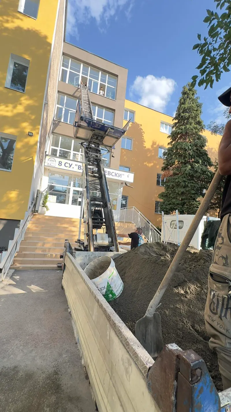 Подемник доставя материали при ремонт на училищна сграда